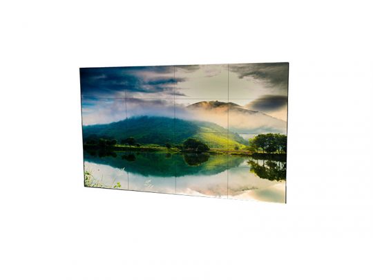 Steglose Videowand 4x4 aus 16 rahmenlosen 55 Zoll Displays mit brillanter Darstellung einer Landschaft: grüne Hügel, Nebel und ein Berg spiegeln sich im ruhigen See - perfekte Videowand zum Mieten oder Kaufen für beeindruckende Präsentationen.