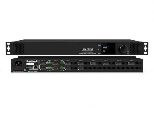 Front- und Rückansicht eines Lightware HDMI Matrix Switchers, ideal zum Mieten oder Kaufen. Auf der Vorderseite befinden sich ein Display, ein Bedienknopf und Belüftungsschlitze, die Rückseite zeigt mehrere HDMI-Anschlüsse, Steuerungsports und einen Netzanschluss. Das Gerät ermöglicht flexibles HDMI-Signalmanagement für professionelle AV-Anwendungen.