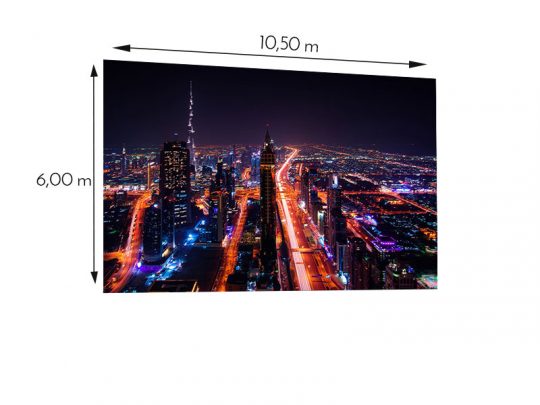 Produktbild der LED Wand 10.50m x 6.00m - 5.9mm INFiLED ER5pro, aufgebaut und eingeschaltet, zeigt ein farbenfrohes City-Nachtmotiv; die großformatige LED Wand ist für Event-Miete verfügbar und hebt sich durch brillante Bildqualität sowie beeindruckende Größe hervor.