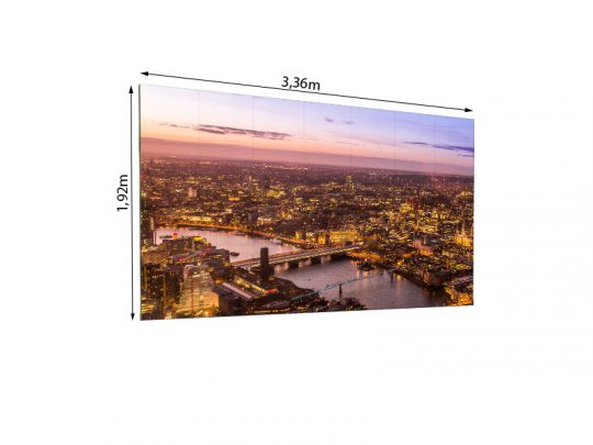 LEDitgo sB2HB LED Wand 3,36m x 1,92m mit 2,5mm Pixelpitch zeigt gestochen scharfen Stadtblick bei Dämmerung mit Fluss und beleuchteten Brücken; brillante Farben und hohe Bildqualität - LED Wand jetzt günstig mieten.