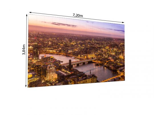 LEDitgo sB2HB LED Wand 7,20m x 3,84m (2,5mm Pixelpitch) zeigt eine scharfe Stadtansicht bei Sonnenuntergang mit beleuchteten Gebäuden und Fluss samt Brücken; die brillante LED-Videowand ist für Miete oder Kauf verfügbar.