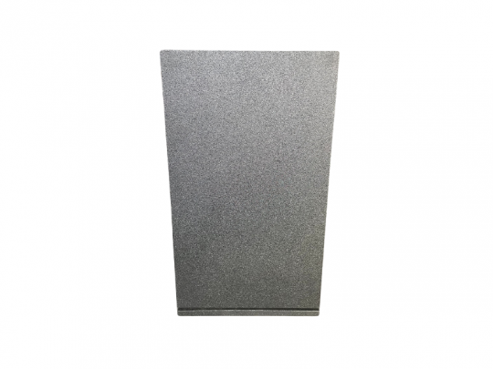 Schwarzes Rednerpult Modell V2/49 steht aufrecht vor weißem Hintergrund; modernes Design, ideal zum Mieten für Veranstaltungen wie Konferenzen oder Präsentationen.