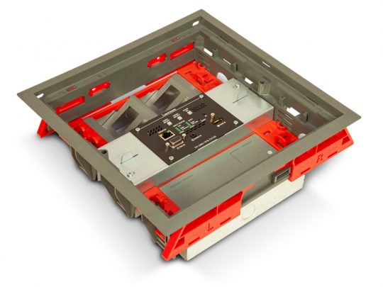 Rechteckige Bodentankdose mit grauem Rahmen und roten Seiten, ausgestattet mit integrierten Elektroanschlüssen, Ethernet- und Audiobuchsen; ideal für den Einbau in Fußbodensysteme - jetzt als Floorbox zum Kaufen oder Mieten erhältlich.