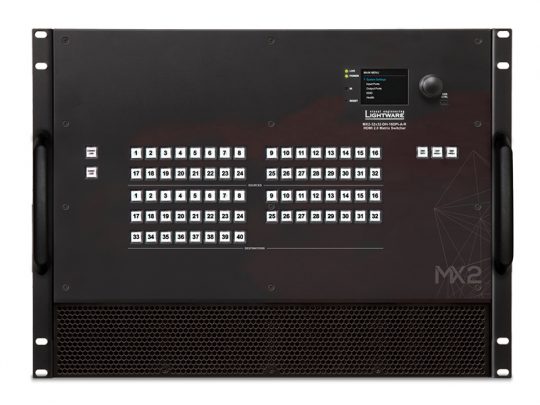 Frontansicht des Lightware MX2 36x36 Matrix Switchers - ein schwarzes, rack-montierbares Gerät mit einem Raster aus beschrifteten Tasten, Displaybildschirm, Drehregler, LED-Anzeigen und seitlichen Griffen; ideal zum Kaufen oder Mieten für professionelle AV-Installationen.
