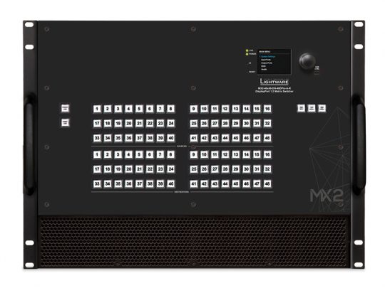 Lightware MX2 Matrix Switcher - Schwarz, mit zwei Griffen, 80 nummerierten Tasten in Gitteranordnung, Status-LEDs, Display und Bedienknopf auf der Vorderseite; unten Lüftungsschlitze. Ideal zum Kaufen oder Mieten für flexible AV-Lösungen.