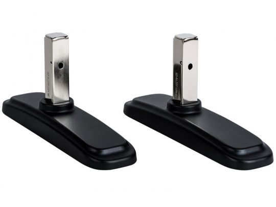 Zwei schwarze und silberne Metallmöbelfüße (Bracket Feet) mit rechteckiger Grundplatte und senkrechtem Befestigungspfosten samt Loch, nebeneinander auf weißem Hintergrund - ideal zum Kaufen oder Mieten für flexible Montage von Möbeln.