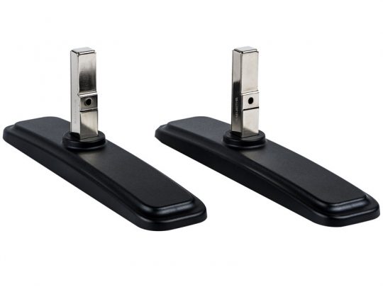 Zwei rechteckige, schwarz-silberne TV-Standfüße mit Metallhalterungen liegen nebeneinander auf weißem Hintergrund. Die stabilen TV-Standbeine eignen sich ideal zum Kaufen oder Mieten, um Fernseher sicher zu platzieren.