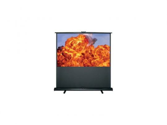 Tragbare Beamer-Leinwand für Miet- oder Kaufoptionen zeigt auf weißem Hintergrund ein gestochen scharfes Bild einer großen Explosion mit leuchtend orangen Flammen und dichtem Rauch. Perfekt für Präsentationen, Events oder Heimkino.