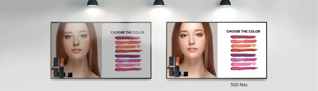 Zwei digitale Displays zeigen eine Make-up-Werbung. Das rechte Display, beschriftet mit "500 Nits", ist deutlich heller als das linke. Perfekt für Verkaufsräume oder Events: 110 Zoll Digital Signage Display - LG 110UM5J-B zum Mieten oder Kaufen, ideal für auffällige Werbung durch hohe Helligkeit.