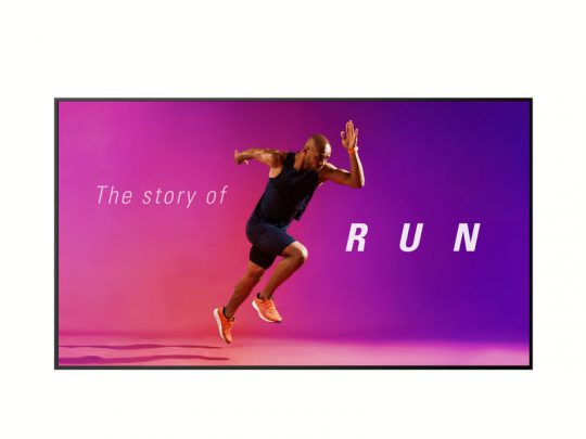 Ein sportlicher Mann in Laufkleidung sprintet dynamisch vor einem pink-lila Farbverlauf; daneben steht der Titel "The story of RUN", der dazu einlädt, diese inspirierende Lauf-Geschichte zu kaufen oder zu mieten.