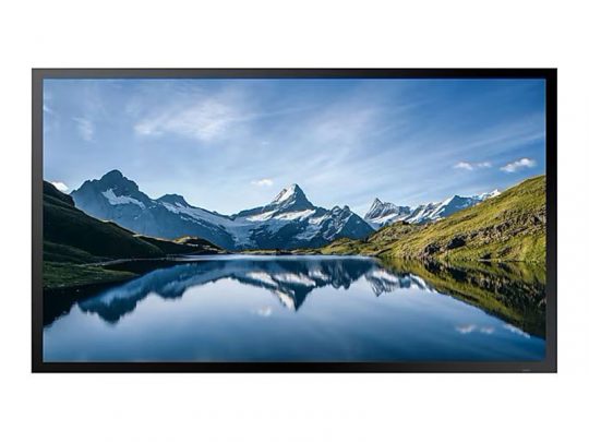Gerahmtes Bild "Bergsee Panorama" mit schneebedeckten Bergen, die sich in einem ruhigen See spiegeln; vorne grüne Hügel, darüber blauer Himmel mit leichten Wolken - dekoratives Wandbild als Kunstdruck zum Kaufen oder Mieten für Ihr Zuhause.