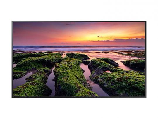 Moderner Flachbildfernseher, Modell Samsung Crystal UHD, zeigt ein brillantes Bild mit felsiger Küste und grünem Moos im Vordergrund, dahinter das Meer und ein farbenprächtiger Sonnenuntergang - ideal zum Kaufen oder Mieten für gestochen scharfe TV-Erlebnisse.