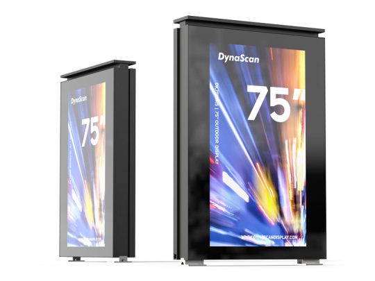 Zwei DynaScan DK751DN5 75-Zoll Doppelseitige Display Stelen (Neuware) stehen nebeneinander; beide schlanken, schwarzen Bildschirme zeigen farbenfrohe Lichtstreifen. Die professionellen Displays eignen sich perfekt für beeindruckende Präsentationen und können gekauft oder gemietet werden.