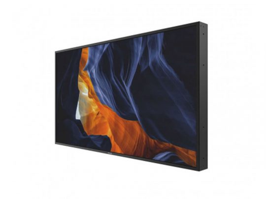 Moderner Flachbildfernseher oder Monitor, schräg montiert, zeigt abstrakte wirbelnde Muster in Blau, Schwarz, Orange und Gelb auf dem Bildschirm; ideal zum Kaufen oder Mieten.