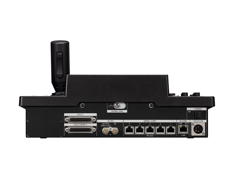 Rückansicht der PTZ-Kamerasteuereinheit Panasonic AW-RP150GJ mit zahlreichen Anschlüssen wie Ethernet, seriell, GPIO, Tally Out, Antenne auf der linken Seite sowie Netzschalter und Netzeingang. Das professionelle Steuerpult für Remote-Kameras kann gemietet oder gekauft werden.