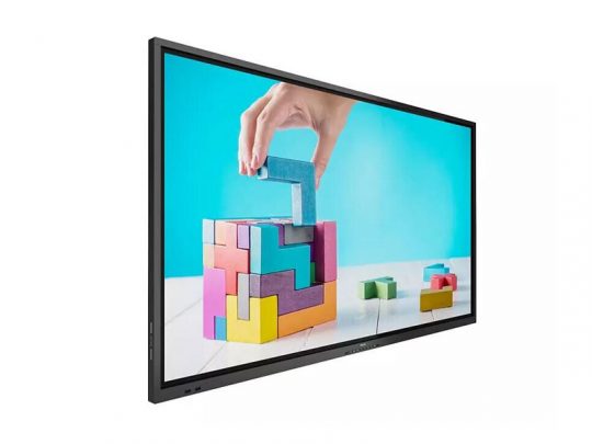 Flacher Computerbildschirm zeigt Nahaufnahme einer Hand, die einen blauen Tetris-förmigen Holzbaustein auf einen bunten Stapel ineinandergreifender Holzklötze legt, vor blauem Hintergrund - perfekt zur Veranschaulichung von Monitor kaufen oder mieten.