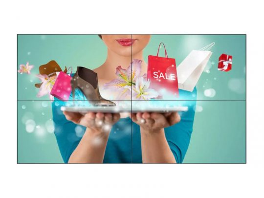 Eine Frau in blauem Oberteil hält ihre Hände ausgestreckt; darüber schweben Einkaufstaschen, Schuhe, eine Geschenkbox und Blumen - Symbol für Online-Shopping und Verkauf. Das Produktbild von "Shopping-Experience" hat einen türkisfarbenen Hintergrund mit sanftem Bokeh-Effekt.