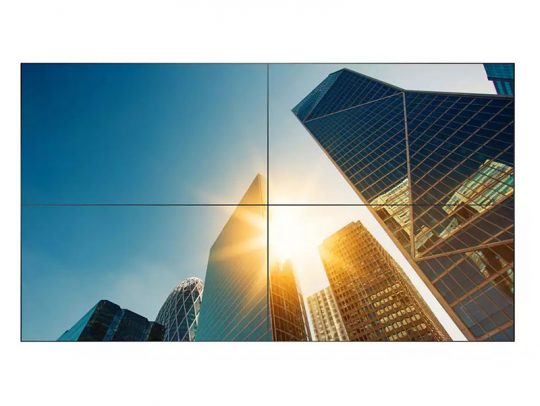 Moderne Hochhäuser mit Glasfassaden, die im Sonnenlicht glänzen; aufgenommen aus der Froschperspektive vor klarem, blauem Himmel - attraktive Immobilien zum Kaufen oder Mieten, ideal für Unternehmen auf der Suche nach repräsentativen Büroflächen.