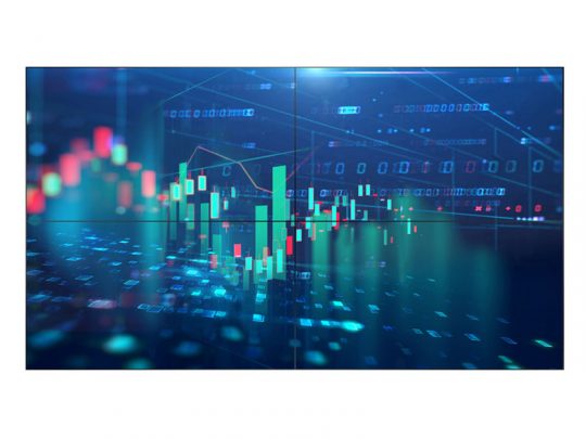Farbenfrohe digitale Finanz-Candlestick-Charts und Balkendiagramme mit Datenpunkten und Binärcode auf blauem, futuristischem Hintergrund; das Bild symbolisiert Börsenaktivität wie Kaufen oder Mieten von Vermögenswerten mit moderner Finanztechnologie.