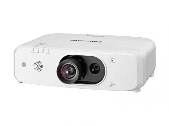 Weißer Panasonic Beamer mit großem Objektiv, Bedienfeld, Lüftungsschlitzen und Fokusring auf schlichtem Hintergrund - perfekt zum Kaufen oder Mieten für Events, Konferenzen oder Präsentationen.