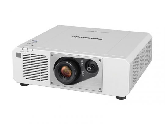 Weißer Panasonic Beamer mit großem Objektiv, Bedienknöpfen an der Front und belüftetem Seitenpanel, minimalistischem Design - ideales Gerät zum Kaufen oder Mieten, vor neutralem weißem Hintergrund.