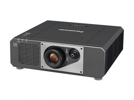 Schwarzer Panasonic Multimedia-Projektor mit zentralem Objektiv, seitlichen Lüftungsgittern und Bedienelementen oben links, präsentiert auf weißem Hintergrund - ideal zum Mieten oder Kaufen.