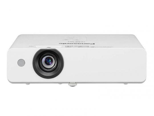 Weißer Panasonic Beamer von vorne, ideal zum Mieten oder Kaufen; das Objektiv links und Bedientasten oben sichtbar.