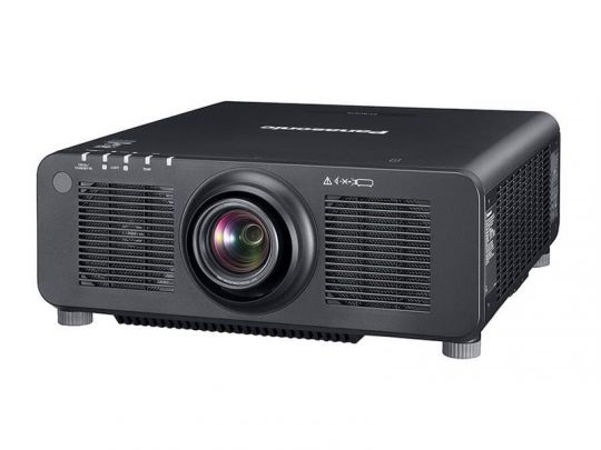 Panasonic Beamer in Schwarz mit großem zentralen Objektiv und seitlichen Lüftungsschlitzen, vor weißem Hintergrund - ideal zum Mieten oder Kaufen für Präsentationen und Events.