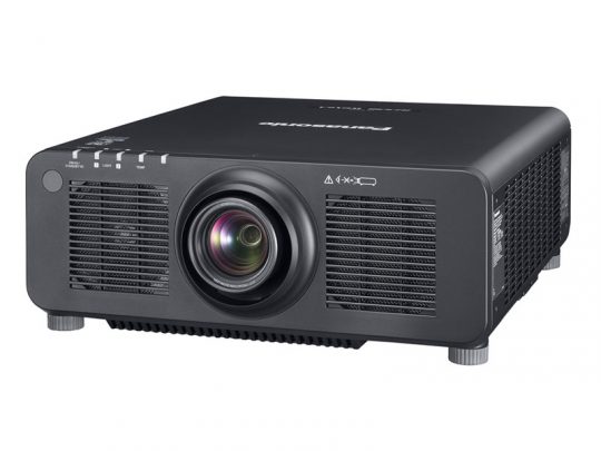 Schwarzer Panasonic Projektor mit großem zentralen Objektiv, seitlichen Lüftungsschlitzen und mehreren Bedienknöpfen oben links, ideal zum Kaufen oder Mieten, auf weißem Hintergrund.