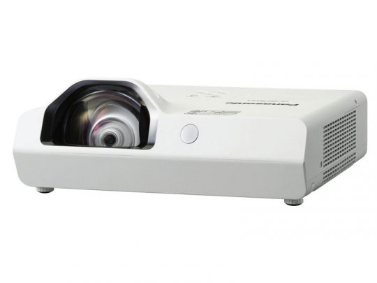 Weißer Panasonic Projektor mit großem Objektiv links, Lüftungsschlitzen rechts und Bedientasten oben - vielseitiger Beamer für Tisch- oder Deckenmontage, ideal zum Mieten oder Kaufen für Events und Präsentationen.