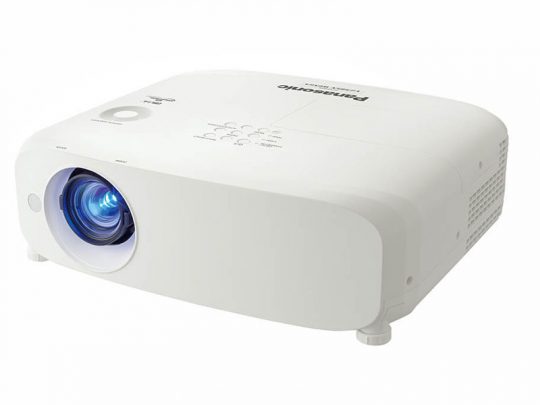Weißer Panasonic Beamer mit leuchtend blauem Objektiv, steht auf einer flachen Oberfläche und ist schräg von vorne fotografiert - ideal zum Mieten oder Kaufen für Präsentationen und Events.