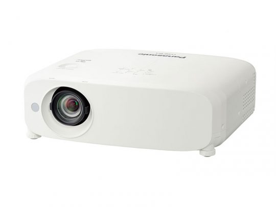 Weißer Panasonic Beamer mit großem Objektiv vorne, Bedientasten auf der Oberseite und seitlichen Lüftungsschlitzen; das ideale Gerät zum Kaufen oder Mieten, abgebildet vor neutralweißem Hintergrund.