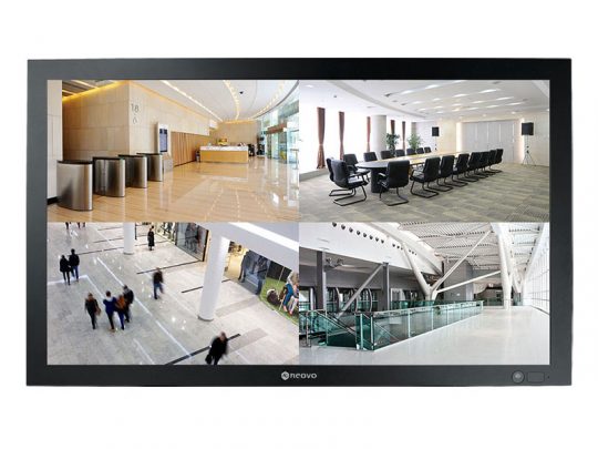 Surveillance-Monitor zeigt vier Kameraansichten des modernen Bürogebäudes "Modern Workspace" zur Miete oder zum Kauf: Empfangslobby, Konferenzraum mit Stühlen, Menschen im offenen Atrium und leerer Korridor mit Glasgeländer - ideale Immobilienlösung für Unternehmen.