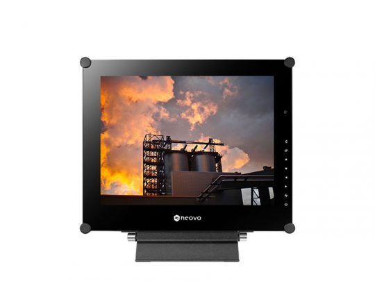 Schwarzer Monitor "Samsung UltraSharp 27 Zoll" zeigt ein brillantes Bild einer Industrieanlage mit Metallstrukturen und Tanks vor einem leuchtend orange-gelben Sonnenuntergang - ideal zum Kaufen oder Mieten, gestochen scharfe Darstellung für professionelle Anwendungen.