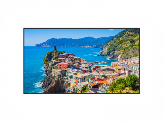 Buntes Küstendorf, das sich malerisch auf felsiger Küste an einem blauen Meer erstreckt, mit Bergen im Hintergrund und klarem Himmel - entdecken Sie Ihr Traumhaus zum Kaufen oder Mieten in idyllischer Lage.