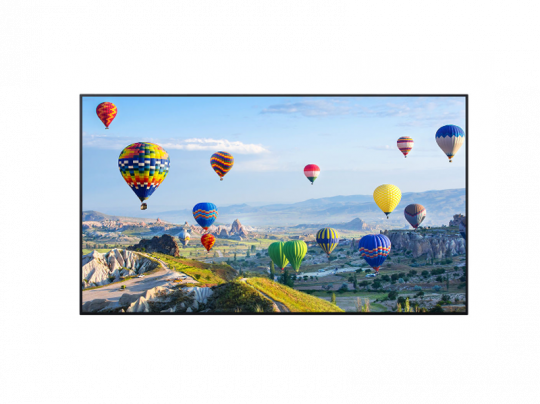 Buntes Heißluftballon-Panorama über eine malerische Landschaft mit grünen Feldern und felsigen Hügeln unter blauem Himmel; Motiv als Panorama "Scenic Landscape with Hot Air Balloons" zum Mieten oder Kaufen.