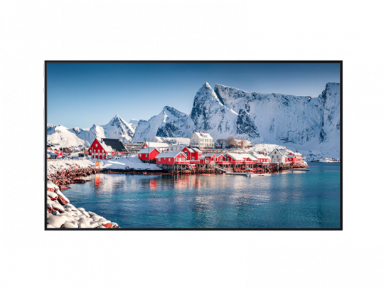 Küstenort mit rot-weißen Häusern, die zur Miete oder zum Kauf verfügbar sind, liegt idyllisch an ruhigem, blauem Wasser und ist von schneebedeckten Bergen unter klarem Himmel umgeben. Ideal für Immobilieninteressierte in malerischer Lage.