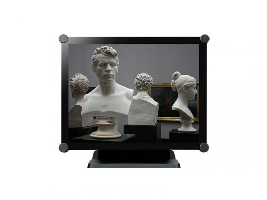 Computerbildschirm zeigt drei weiße Marmorbüsten (Vorder-, Rück- und Seitenansicht) in einem Museumsraum mit gerahmter Kunst an der Wand - ideal als Inspiration, wenn Sie Skulpturen mieten oder kaufen möchten.