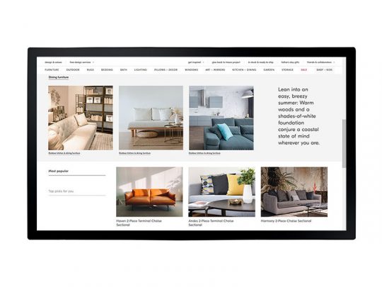 Computerbildschirm mit geöffneter Webseite, die verschiedene moderne Ecksofas in kleinen Vorschaubildern samt Beschreibungen zeigt; rechts eine Seitenleiste mit Empfehlungen zu sommerlicher Wohn-Deko und Auswahlmöglichkeiten zum Mieten oder Kaufen von Sofas.