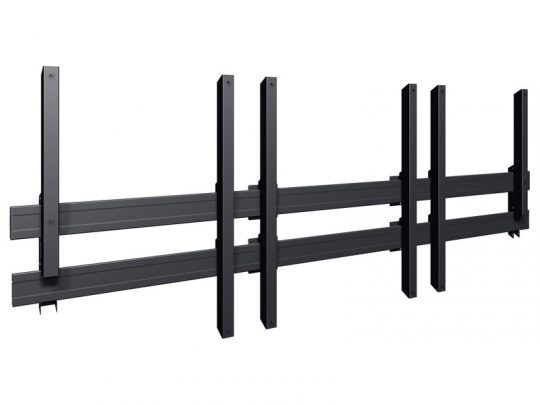 Schwarze Metall-Wandhalterung mit mehreren vertikalen und horizontalen Streben, geeignet zur Montage von drei Flachbildschirmen oder Fernsehern nebeneinander; ideal für die professionelle Bildschirminstallation - die Monitor Wandhalterung Triple, zum Mieten oder Kaufen.