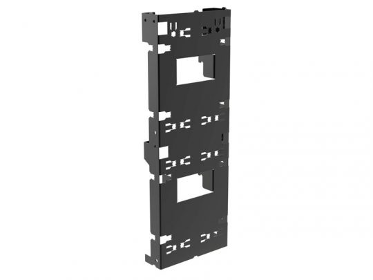 Schwarze, rechteckige Metall-Montageplatte mit mehreren Aussparungen und Schlitzen, ideal zum Befestigen oder Halten von elektronischen oder elektrischen Komponenten. Das Produkt - Black Metal Mounting Bracket - wird auf weißem Hintergrund gezeigt und ist sowohl zum Kaufen als auch zum Mieten erhältlich.