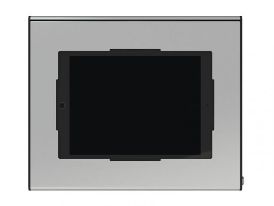 Das Bild zeigt das Produkt "SmartPanel Pro" - ein schwarzes Tablet, zentral in einer quadratischen, silberfarbenen Metallplatte mit minimalistischem Design montiert. Das Display des Tablets ist ausgeschaltet und wirkt dunkel. Jetzt kaufen oder mieten für flexible Nutzung.