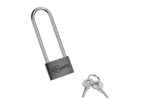 Xogers Vorhängeschloss mit langem Bügel aus silbernem Metall, daneben zwei silberne Schlüssel am Schlüsselring - robustes Sicherheitsschloss zum Kaufen oder Mieten, ideal für vielseitige Einsatzzwecke.