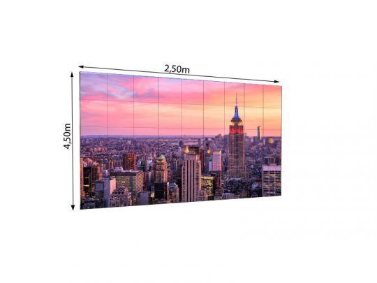 Produktbild der LED Wand 4.50m x 2.50m - 2.6mm URMIII 2.6 MK2 Pro: Das Foto zeigt die große LED Wand mit den Maßen 4,50 Meter Breite und 2,50 Meter Höhe, anschaulich dargestellt durch eingetragene Maßpfeile; auf dem hochauflösenden Display ist ein farbenprächtiges City-Skyline-Mural mit dem Empire State Building bei Sonnenuntergang zu sehen. Ideal als Miet-LED-Wand für Events und Präsentationen.