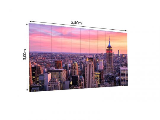 LED Wand 5,50 m x 3,00 m - 2,6 mm URMIII 2.6 MK2 Pro zeigt auf dem Display eine New York City Skyline mit Hochhäusern bei pink-lila Sonnenuntergang; Maßlinien verdeutlichen die Größe der LED Videowand - perfekt zum Mieten für Events und Präsentationen.