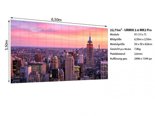 Produktbild der "The LED Wand 6.50m x 3.50m - 2.6mm URMIII 2.6 MK2 Pro" zur Miete oder zum Kauf: Die große, hochauflösende LED-Wand zeigt ein detailreiches Stadtpanorama bei Sonnenuntergang über 91 Modulen (je 50x50x8,9 cm). Rechts im Bild sind technische Daten und Maße der LED-Wand aufgelistet. Ideal für Events, Bühnen und Präsentationen. SEO-Schlagwörter integriert: Die LED Wand mieten, URMIII 2.6 MK2 Pro kaufen, große LED-Leinwand für Events.