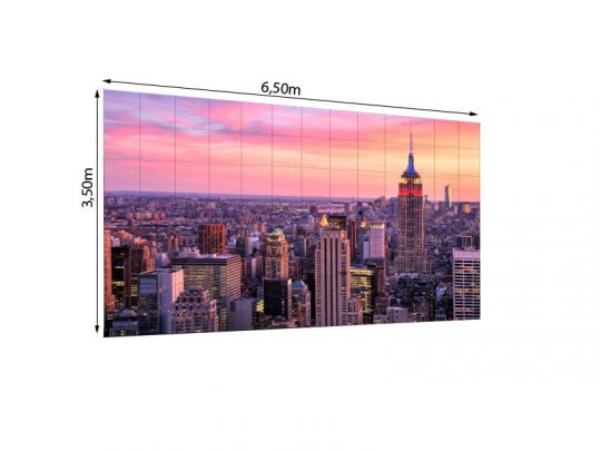 LED Wand 6.50m x 3.50m - 2.6mm URMIII 2.6 MK2 Pro zeigt auf dem Produktbild eine brillante Stadt-Skyline bei Sonnenuntergang, mit dem Empire State Building vor violett-pinken Wolken - ideale hochauflösende LED-Videowand zum Mieten für beeindruckende visuelle Erlebnisse.