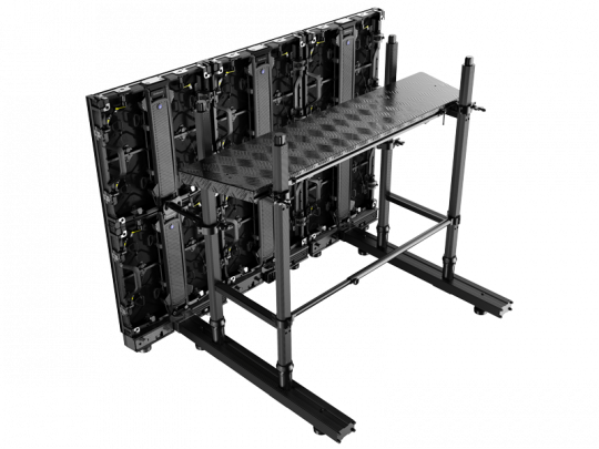 Rückansicht eines modularen LED-Videowand-Systems auf stabilem Metallrahmen mit gitterförmiger Plattform für Wartungszugang; sichtbare Verkabelung und Verbindungen der LED-Panels. Ideal zum Kaufen oder Mieten für professionelle Events oder Präsentationen.
