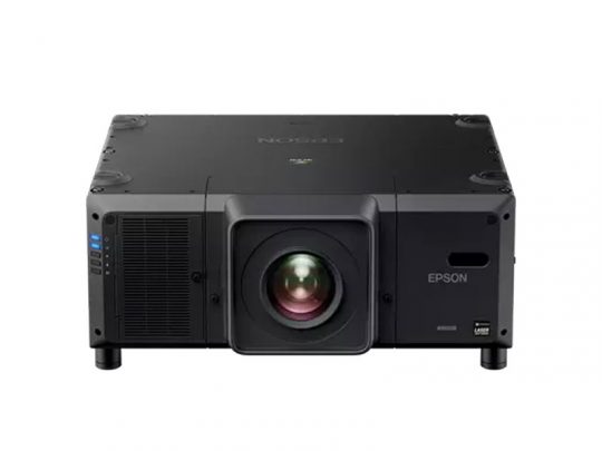 Epson Projektor in Schwarz mit großer zentraler Linse, seitlichen Lüftungsschlitzen und Steuerknöpfen links; das professionelle Modell ist ideal für Büro, Konferenz oder Event, zum Kaufen oder Mieten - abgebildet vor weißem Hintergrund.