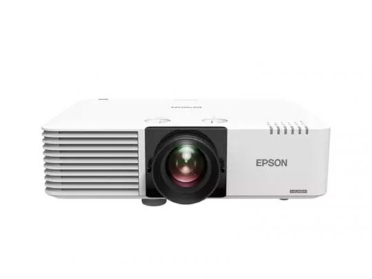 Weißer Epson Beamer mit zentralem Objektiv, linksseitigen Lüftungsschlitzen und Epson-Logo rechts; das moderne Projektionsgerät steht vor weißem Hintergrund - ideal zum Mieten oder Kaufen.
